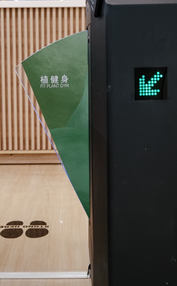 植健身 - 客製化消光黑閘門設計，Logo 門擋品牌識別